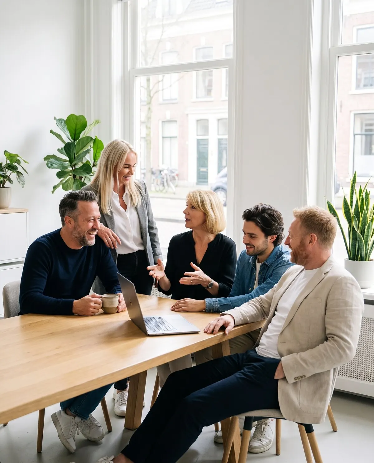 Beeld met AI gemaakt: Maurice, Geerte, Linda, Steven de Vries en Sander overleggen aan een tafel