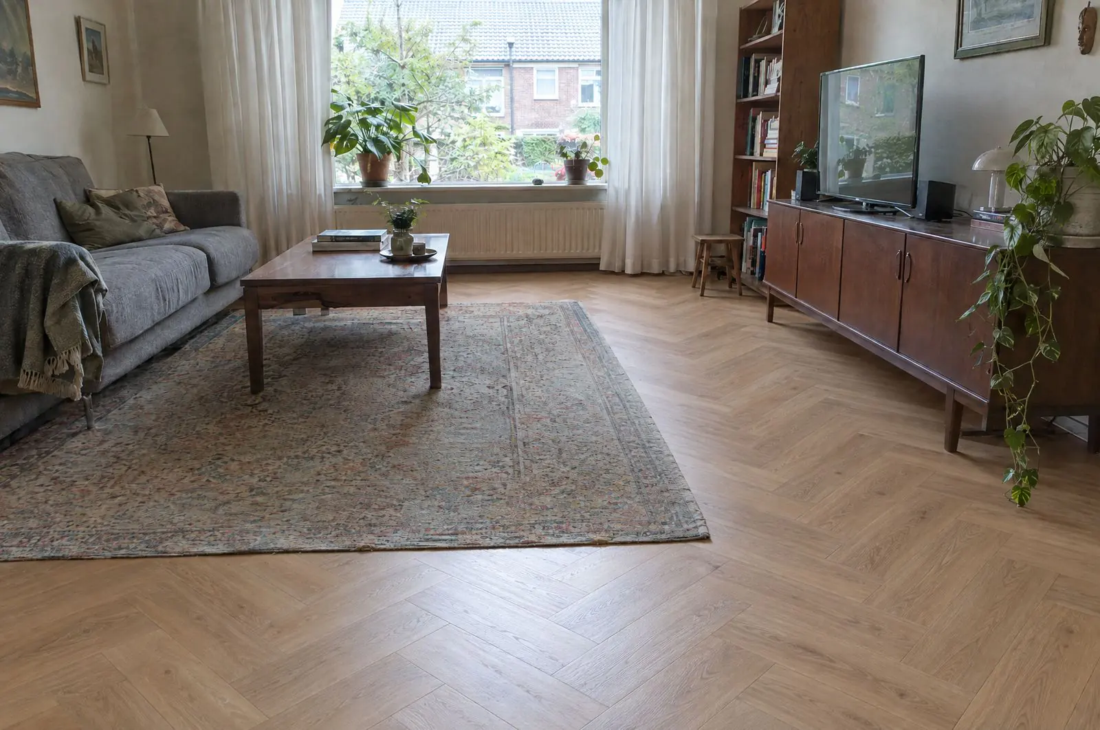 Woonkamer met een nieuwe visgraatvloer van eiken (voorbeeld)